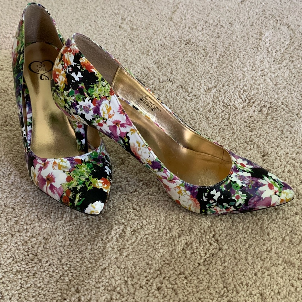 Screaming flowers, beautiful feet🌼🌺🌸